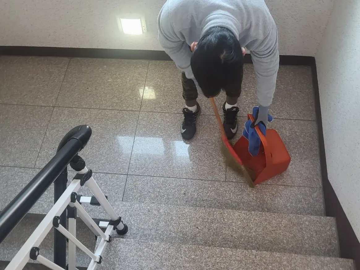 종로구 경운동 빌라 공동현관 장비 주변 정밀 위생청소 사례 - 행진크린